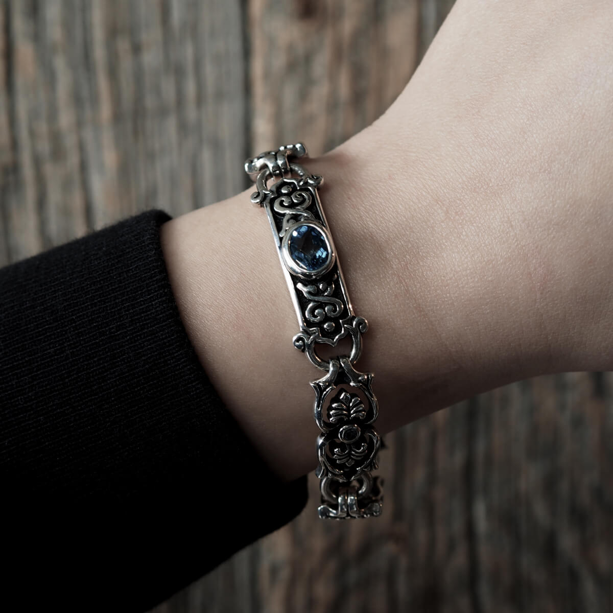 Bracelet : Celtic Vine w/5small&1large w/Blue Topaz