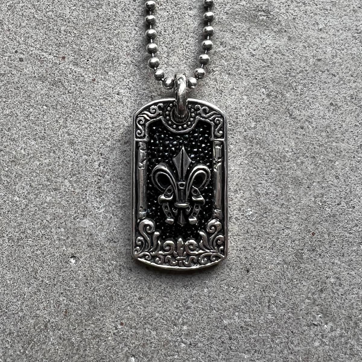 Pendant : ID Tag Medium w/Fleur-de-lis Horseshoe w/Stingray Black