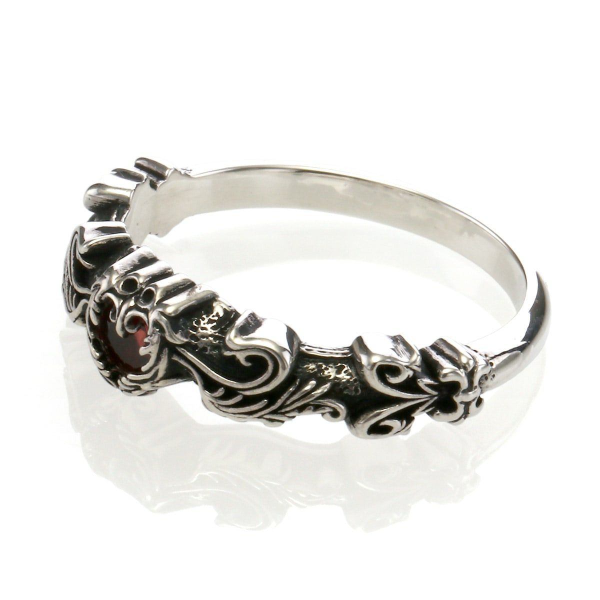 Ring : Narrow Scroll Heart w/Garnet